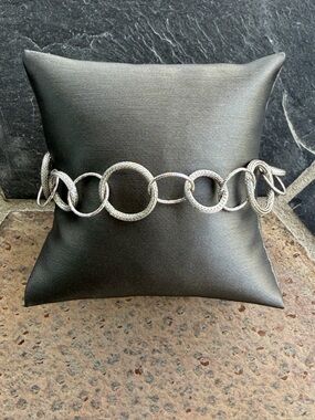 14kt. White gold circle link bracelet 7” long